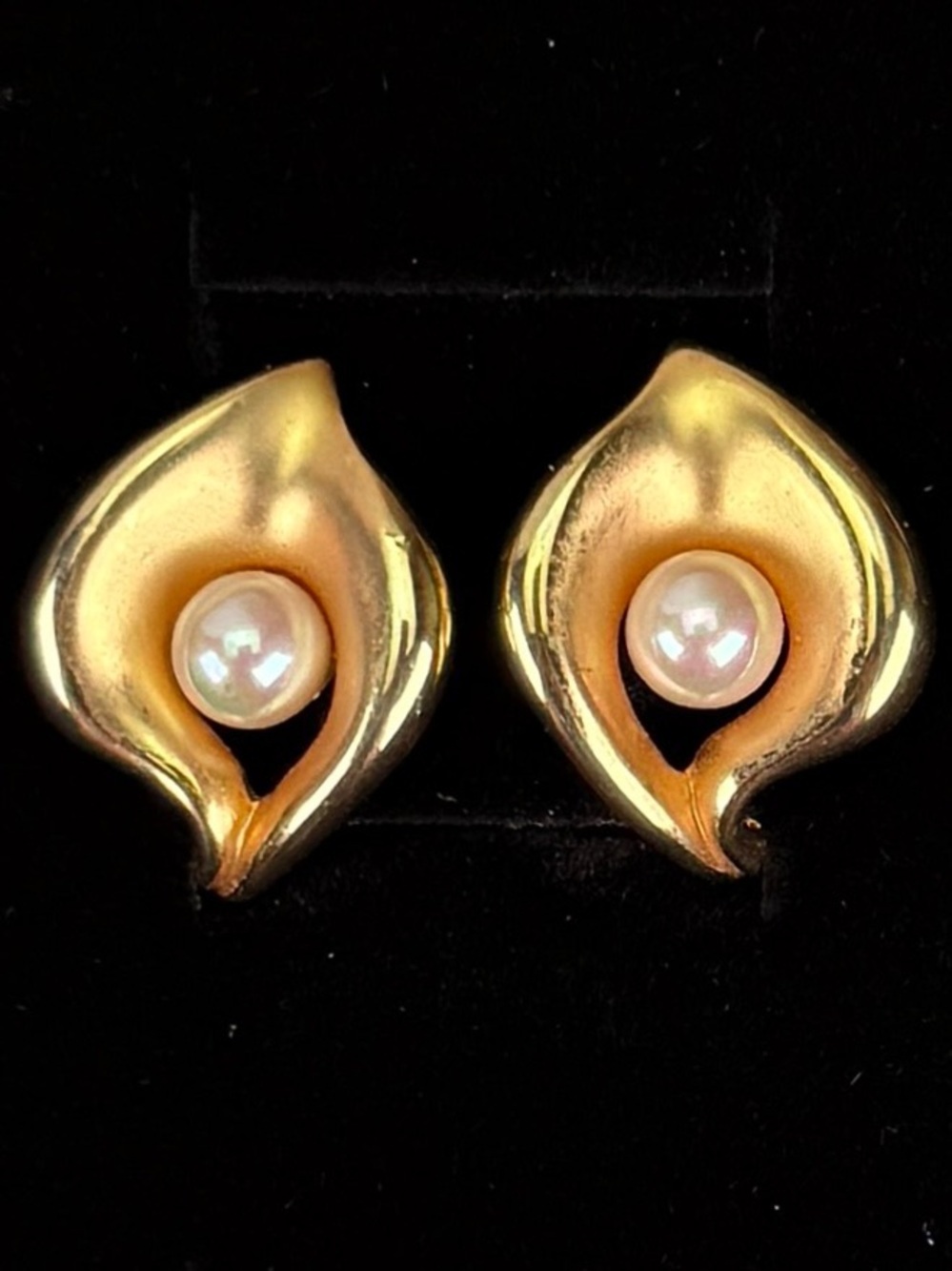 Beautiful Vintage Goldtone, Faux Pearl Clip On Earrings